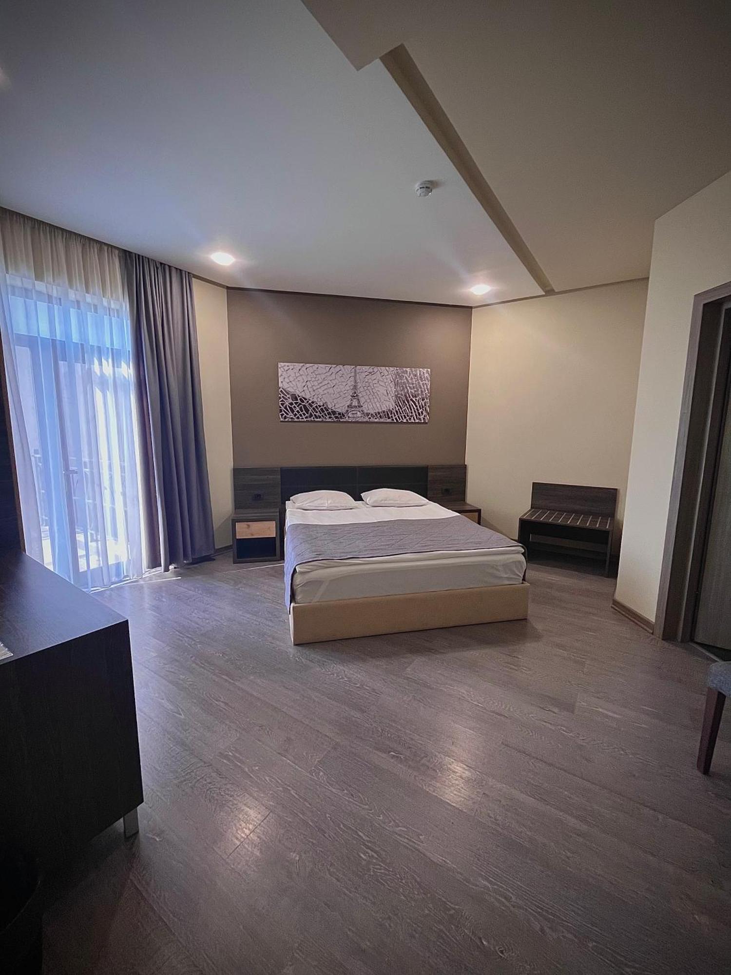Bien Hotel Yerevan Ngoại thất bức ảnh