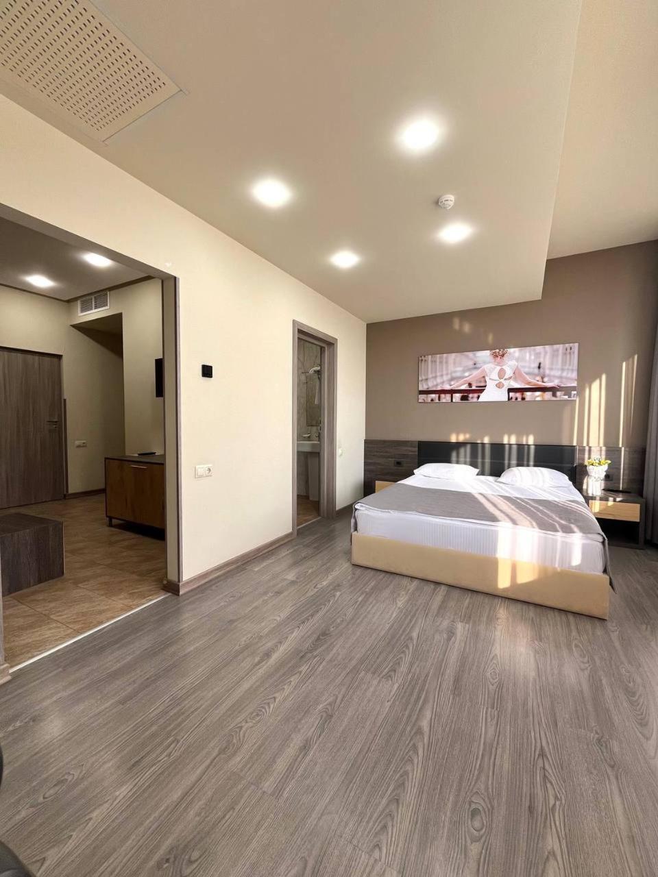 Bien Hotel Yerevan Ngoại thất bức ảnh